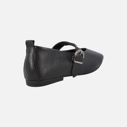 Mercedes de piel negra con adornos metálicos en la tira