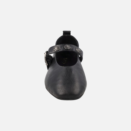 Mercedes de piel negra con adornos metálicos en la tira