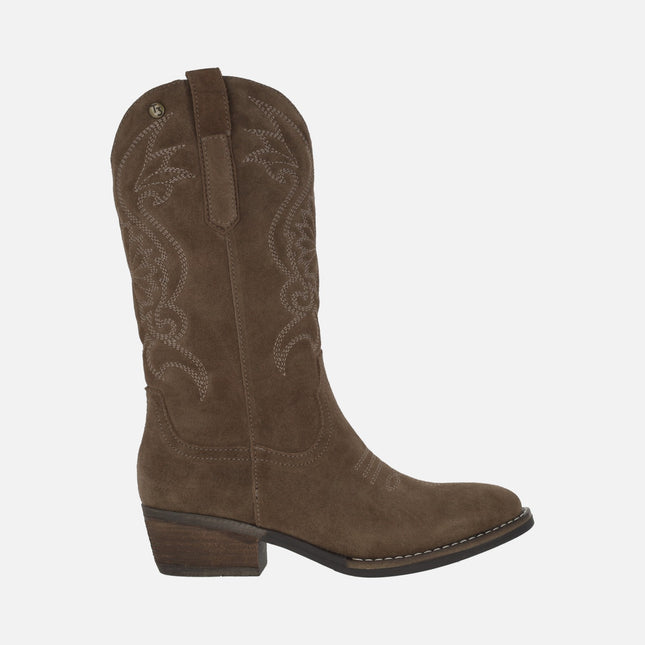 Botas de piel serraje con bordados estilo cowboy