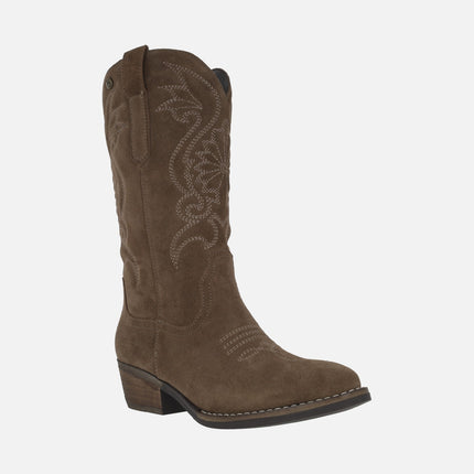 Botas de piel serraje con bordados estilo cowboy