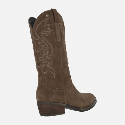 Botas de piel serraje con bordados estilo cowboy