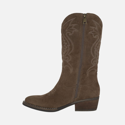 Botas de piel serraje con bordados estilo cowboy