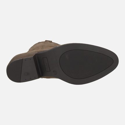 Botas de piel serraje con bordados estilo cowboy