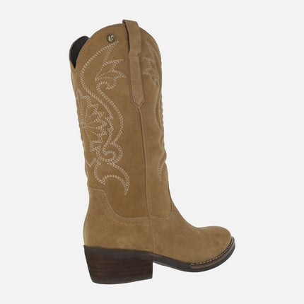 Botas de piel serraje con bordados estilo cowboy