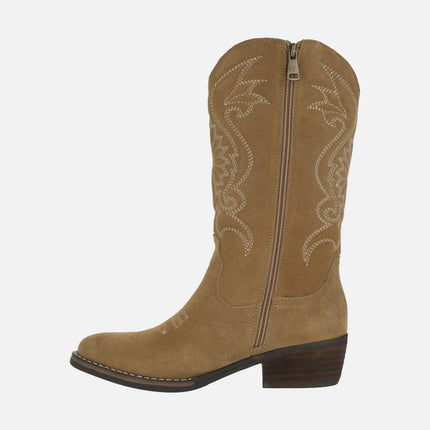 Botas de piel serraje con bordados estilo cowboy