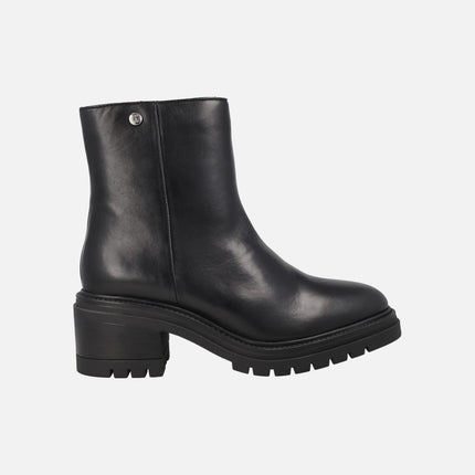 Botines negros de piel con tacón y piso de goma