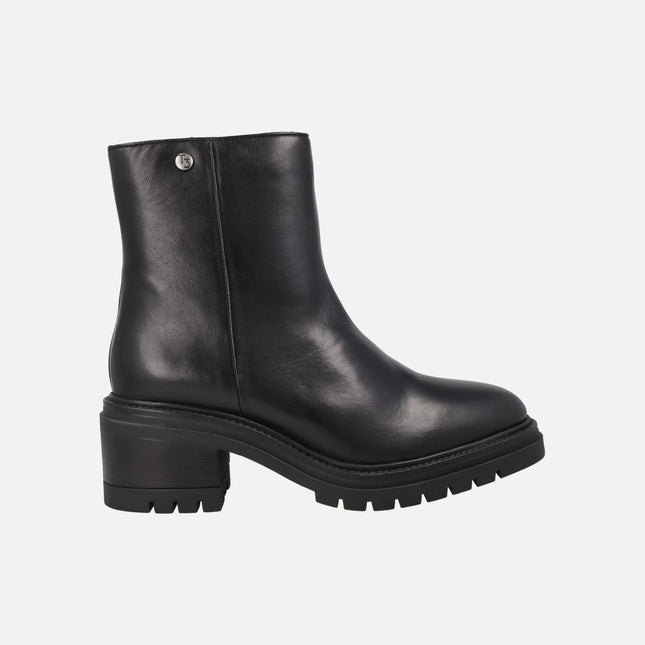 Botines negros de piel con tacón y piso de goma