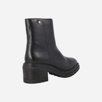 Botines negros de piel con tacón y piso de goma