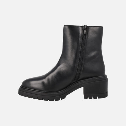 Botines negros de piel con tacón y piso de goma