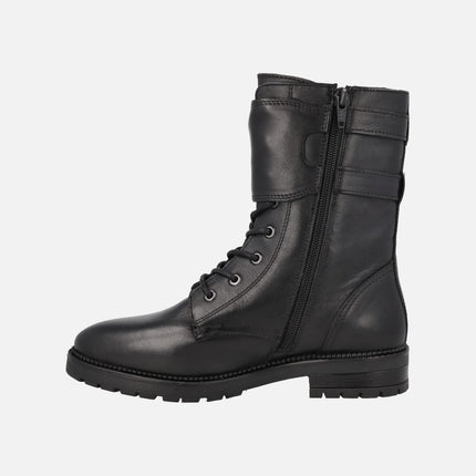 Botines de cordones estilo militar en piel negra con hebillas