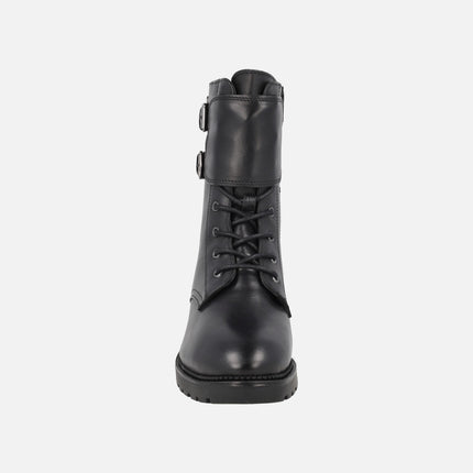 Botines de cordones estilo militar en piel negra con hebillas