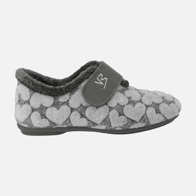 Zapatillas de casa cerradas en tejido gris con corazones y velcro