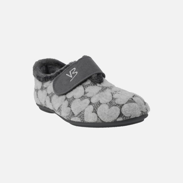 Zapatillas de casa cerradas en tejido gris con corazones y velcro