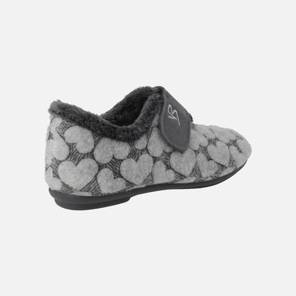 Zapatillas de casa cerradas en tejido gris con corazones y velcro