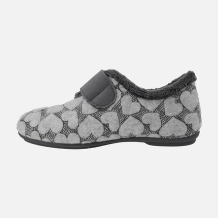 Zapatillas de casa cerradas en tejido gris con corazones y velcro