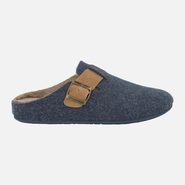 Zapatillas de casa para hombre en tejido azul con tira camel y hebilla