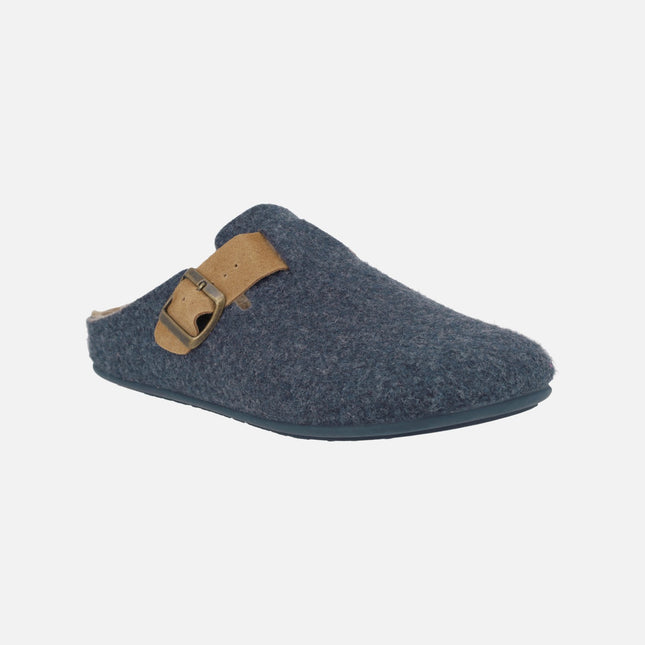 Zapatillas de casa para hombre en tejido azul con tira camel y hebilla
