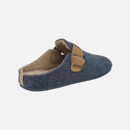 Zapatillas de casa para hombre en tejido azul con tira camel y hebilla