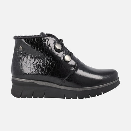 Botines negros en piel grabada coco charol con cierre de botones