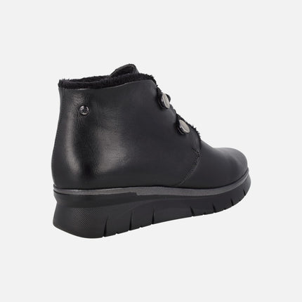 Botines de piel con forro de pelo y cierre de botones