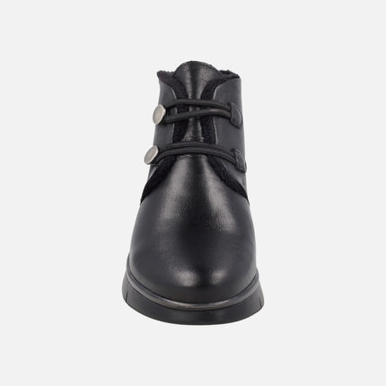 Botines de piel con forro de pelo y cierre de botones