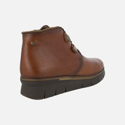 Botines de piel con forro de pelo y cierre de botones