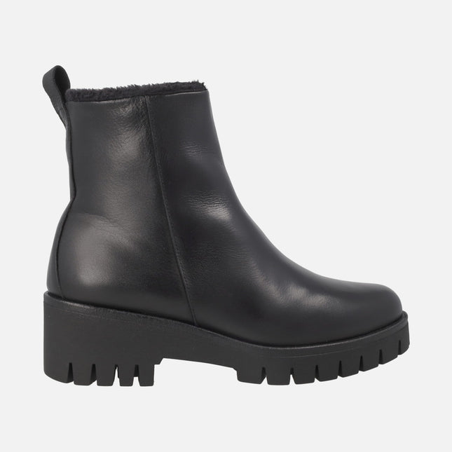 Botines de piel con forro de pelo y cuña media