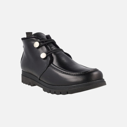 Botines bajos en piel negra con cierre de botones y forro de pelo