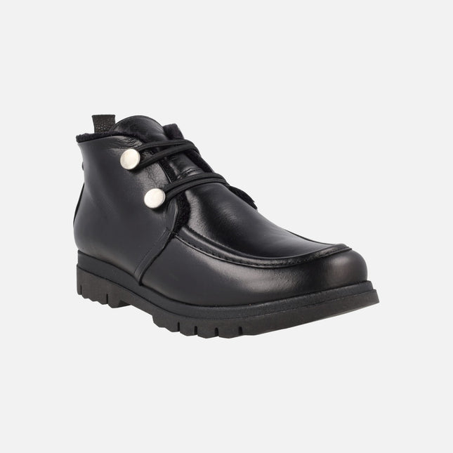 Botines bajos en piel negra con cierre de botones y forro de pelo