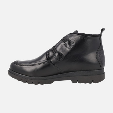 Botines bajos en piel negra con cierre de botones y forro de pelo