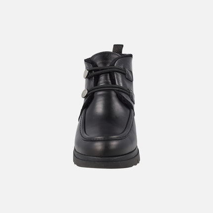 Botines bajos en piel negra con cierre de botones y forro de pelo