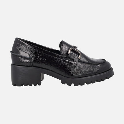 Zapatos de tacón estilo mocasines en charol negro con adorno metálico