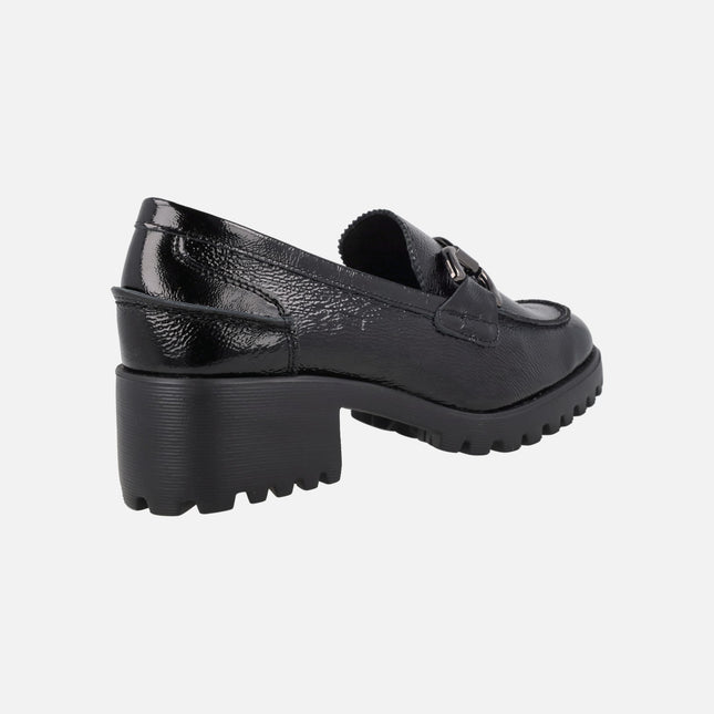 Zapatos de tacón estilo mocasines en charol negro con adorno metálico