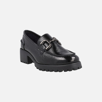 Zapatos de tacón estilo mocasines en charol negro con adorno metálico