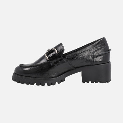 Zapatos de tacón estilo mocasines en charol negro con adorno metálico