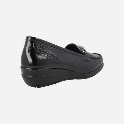 Mocasines confort en charol negro con cuña baja y adorno metálico