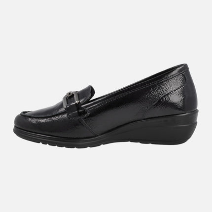 Mocasines confort en charol negro con cuña baja y adorno metálico