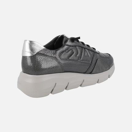 Zapatos deportivos confort en charol gris con cordones elásticos