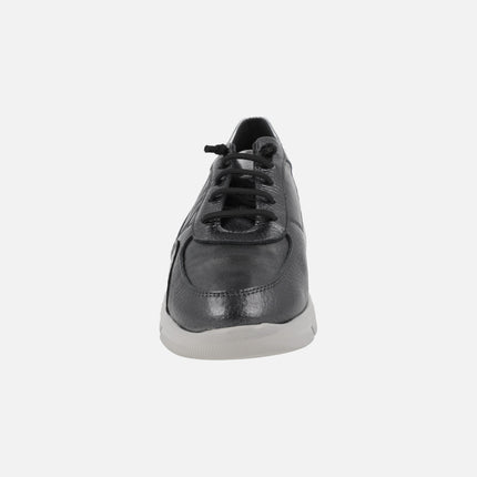 Zapatos deportivos confort en charol gris con cordones elásticos