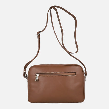 Bolsos bandolera de forma rectangular elaborados en piel natural