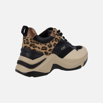 Zapatillas deportivas en combinado leopardo con piso volúmen