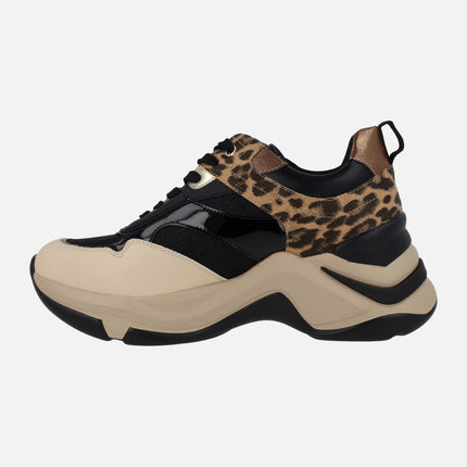 Zapatillas deportivas en combinado leopardo con piso volúmen