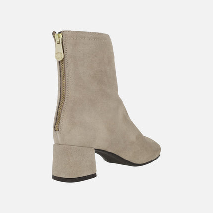 Botines Doha en ante con tacón bajo y cremallera trasera