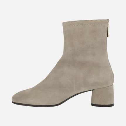 Botines Doha en ante con tacón bajo y cremallera trasera