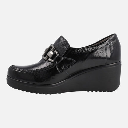 Mocasines negros de charol con cuña y adorno metálico
