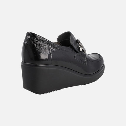 Mocasines negros de charol con cuña y adorno metálico