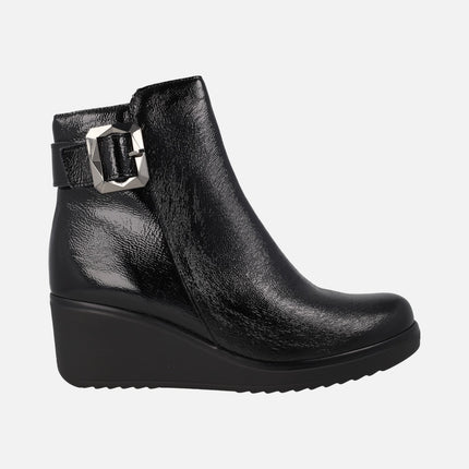 Botines negros de charol con cuña y adorno de hebilla