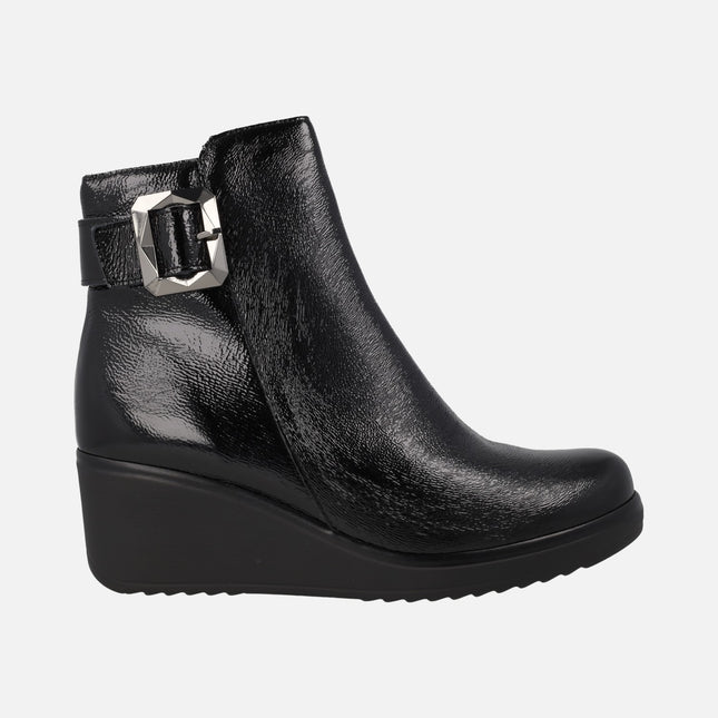 Botines negros de charol con cuña y adorno de hebilla