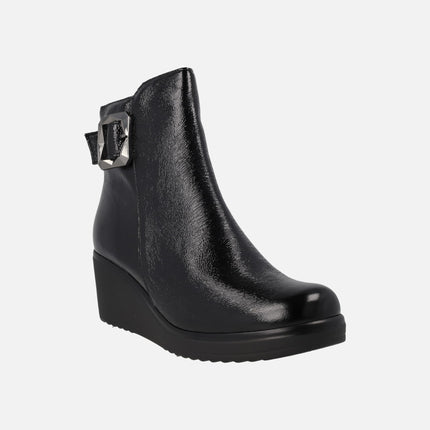 Botines negros de charol con cuña y adorno de hebilla