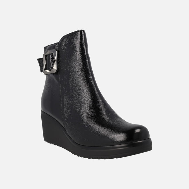 Botines negros de charol con cuña y adorno de hebilla